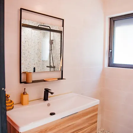 Nomad Home, Avec 1 Parking Prive A 2 Pas De La Cite Medievale Holiday home